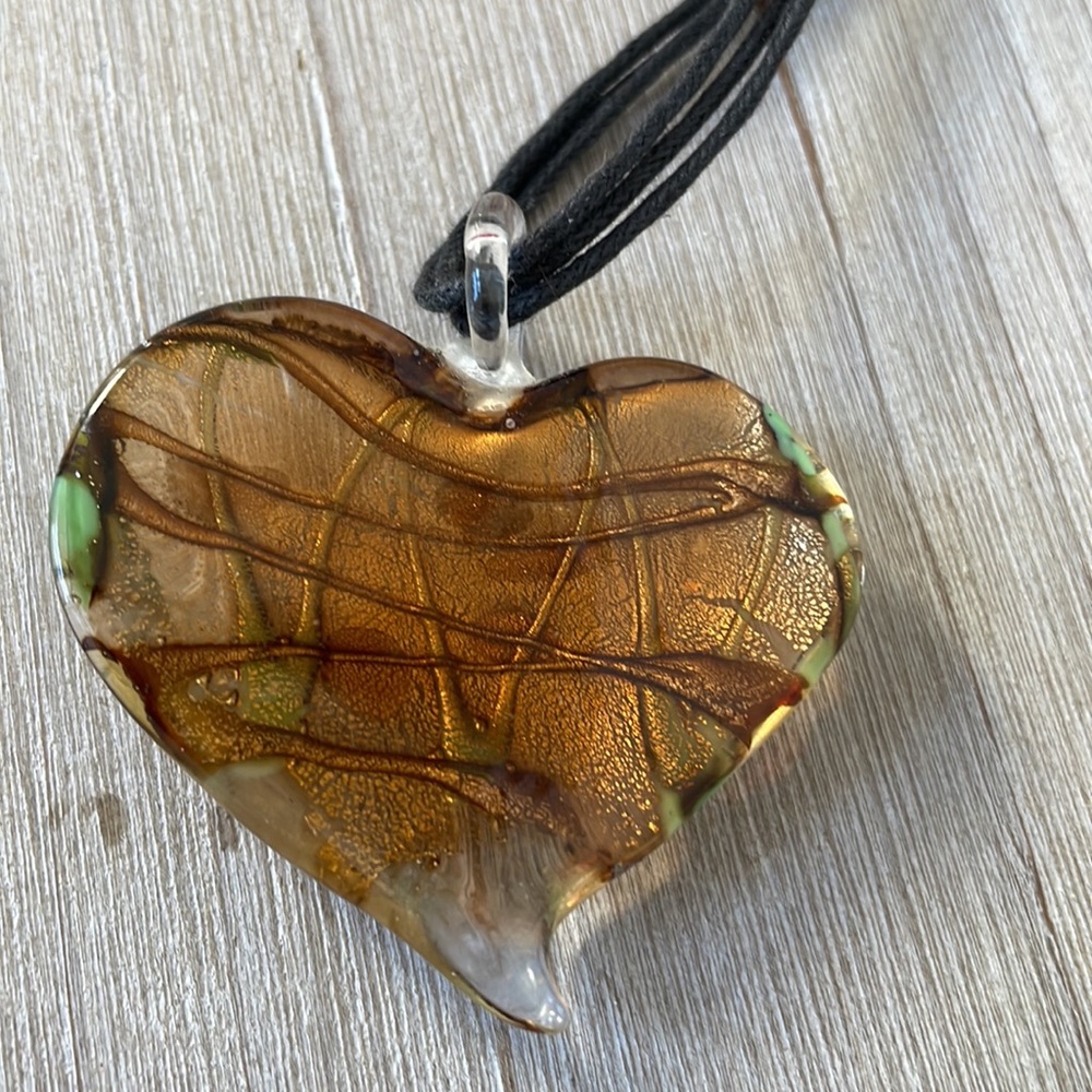 Glass heart-shaped pendant necklace - Picture 5 of 7